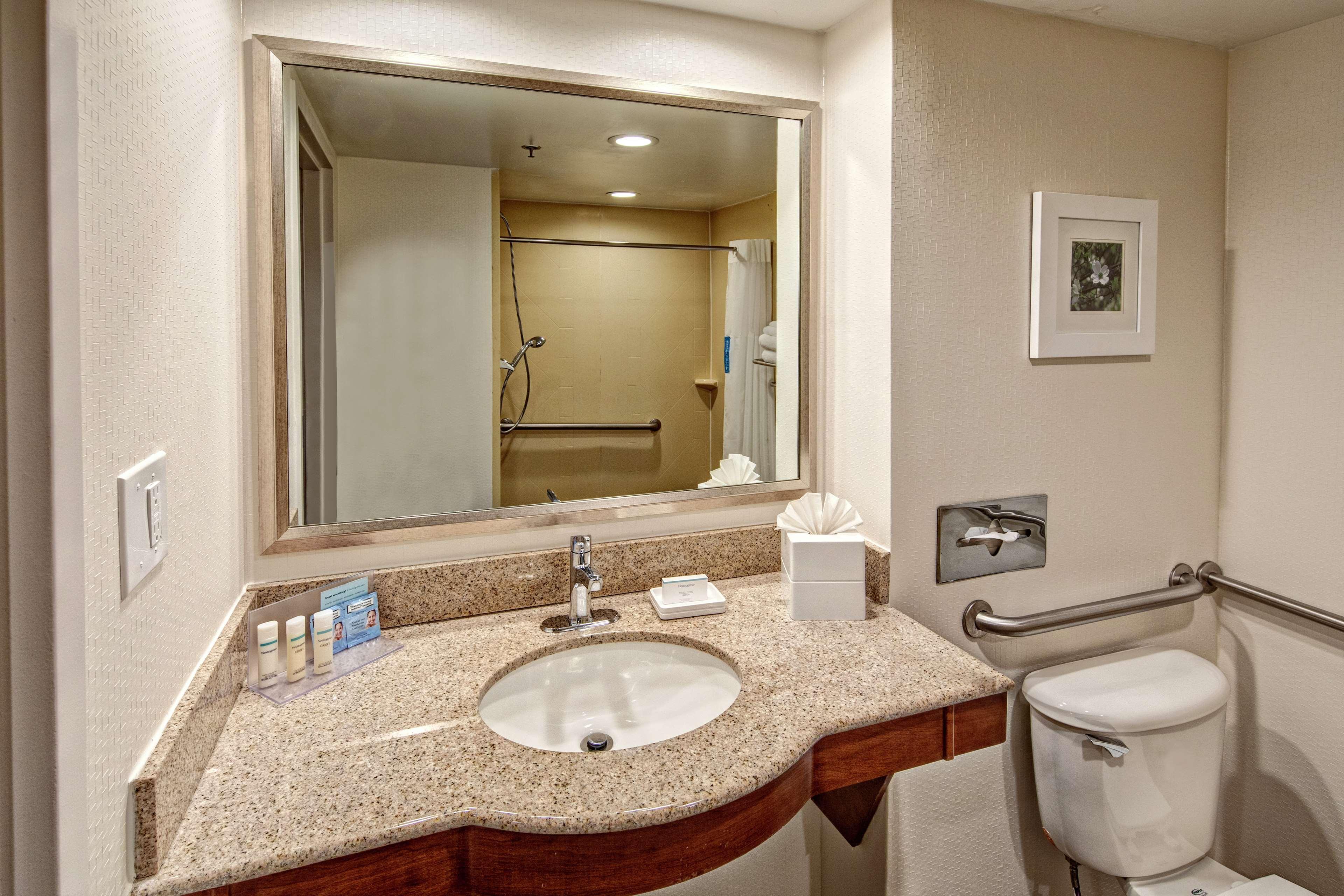 Hampton Inn Charlotte/Мэттьюс Экстерьер фото