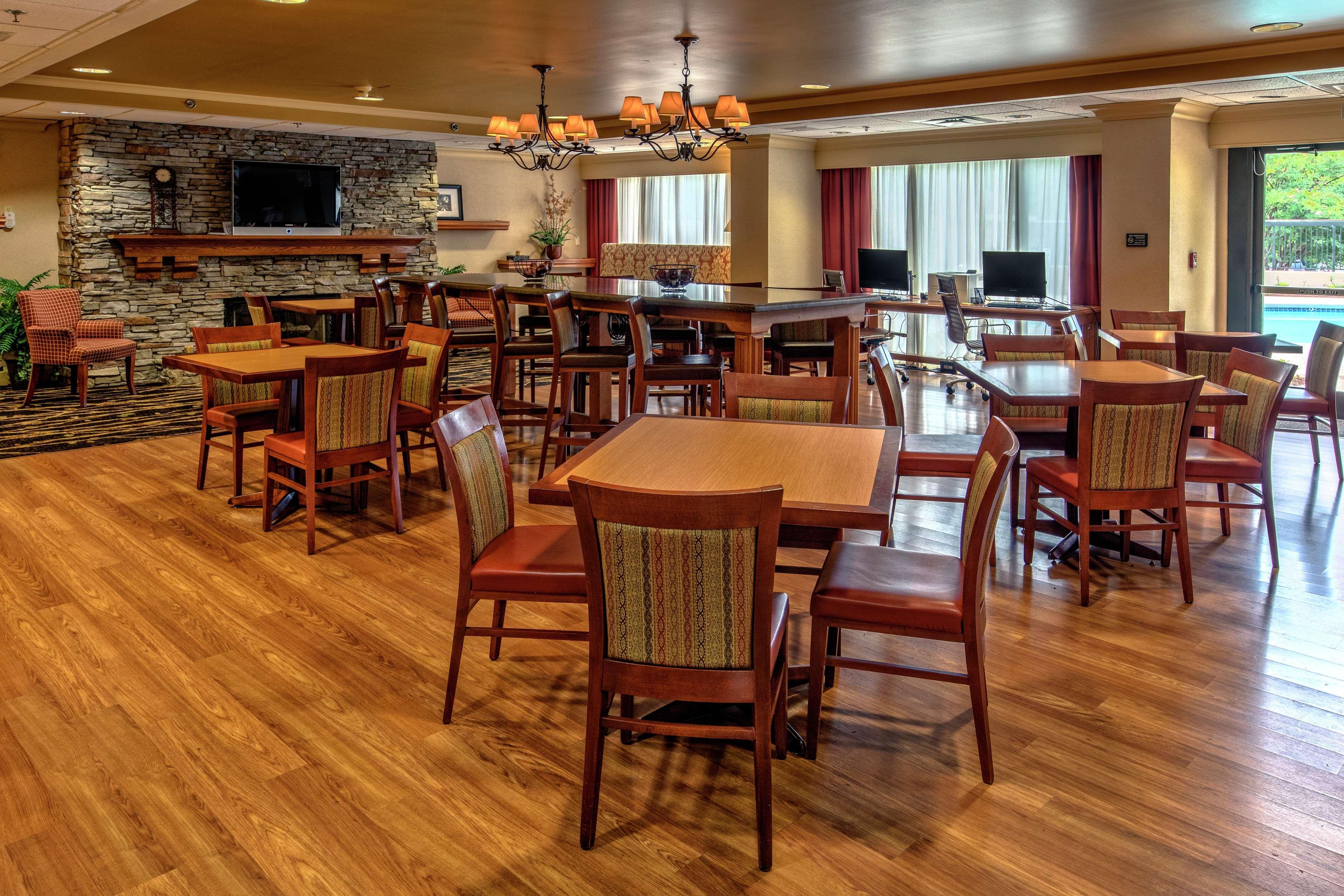 Hampton Inn Charlotte/Мэттьюс Экстерьер фото