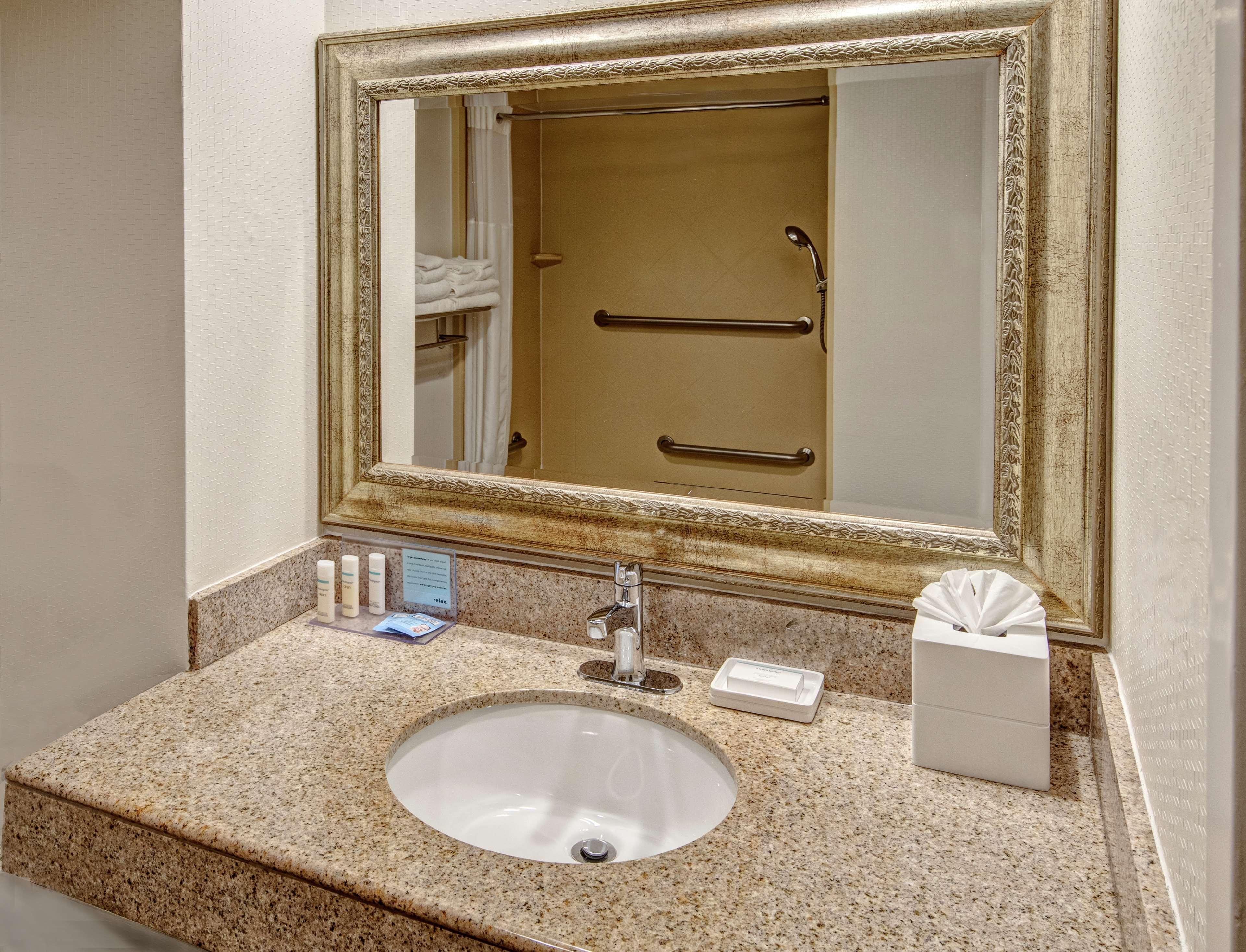 Hampton Inn Charlotte/Мэттьюс Экстерьер фото