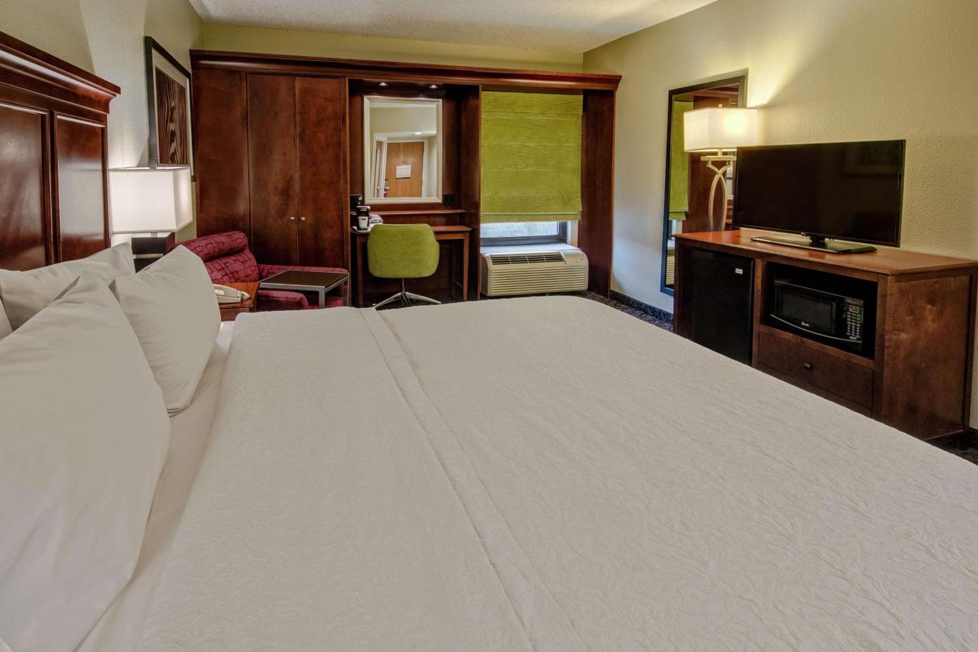 Hampton Inn Charlotte/Мэттьюс Экстерьер фото