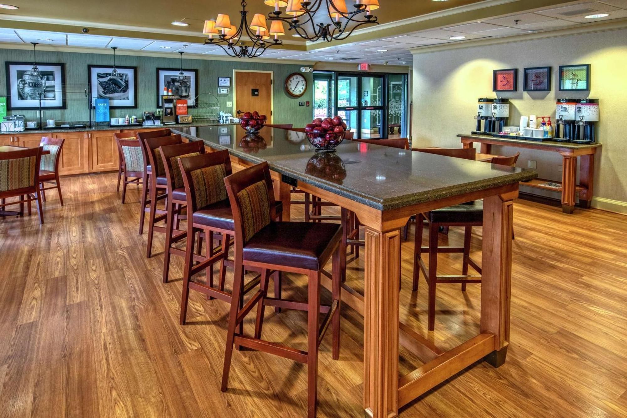 Hampton Inn Charlotte/Мэттьюс Экстерьер фото