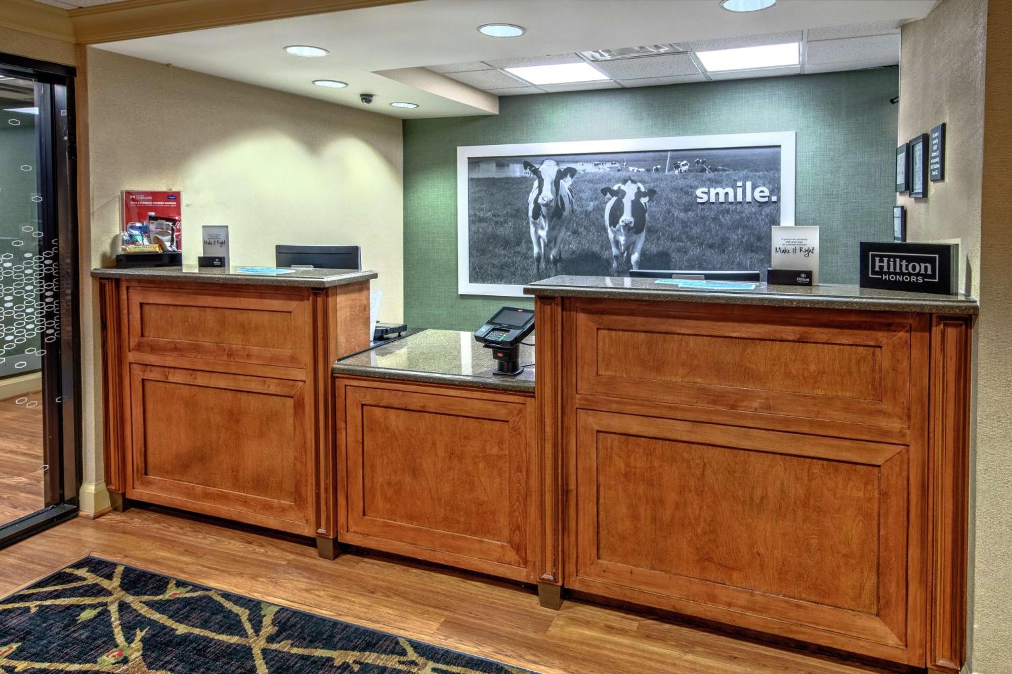 Hampton Inn Charlotte/Мэттьюс Экстерьер фото