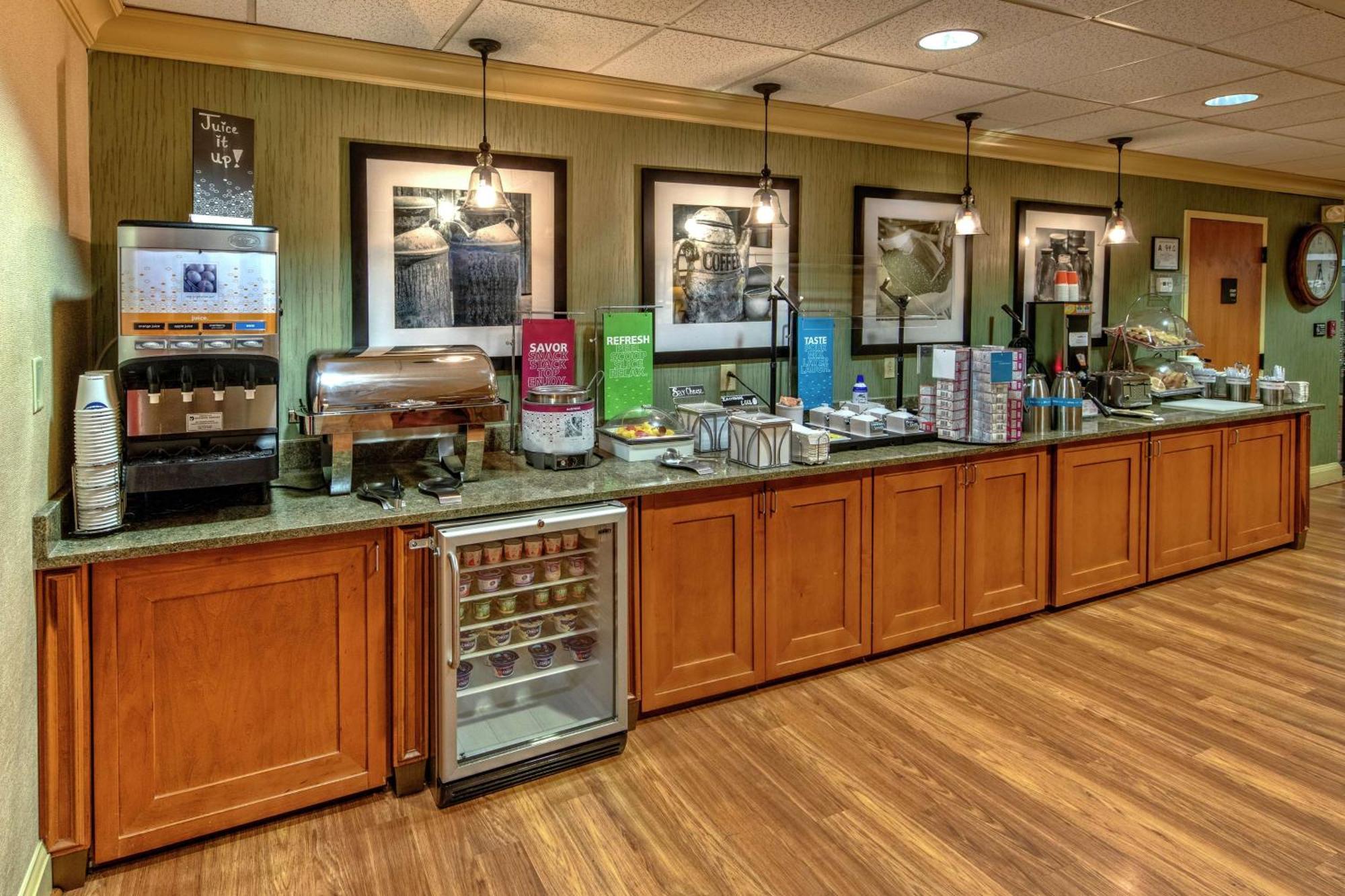 Hampton Inn Charlotte/Мэттьюс Экстерьер фото
