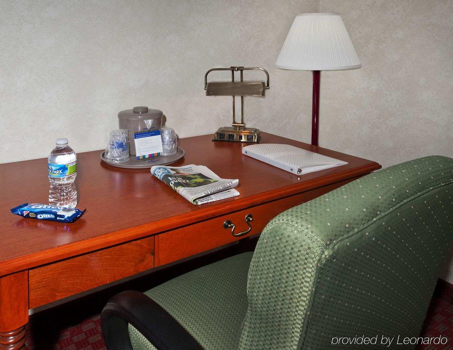 Hampton Inn Charlotte/Мэттьюс Экстерьер фото