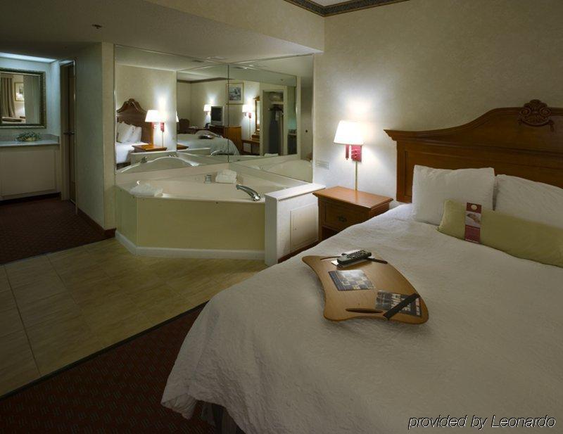 Hampton Inn Charlotte/Мэттьюс Экстерьер фото