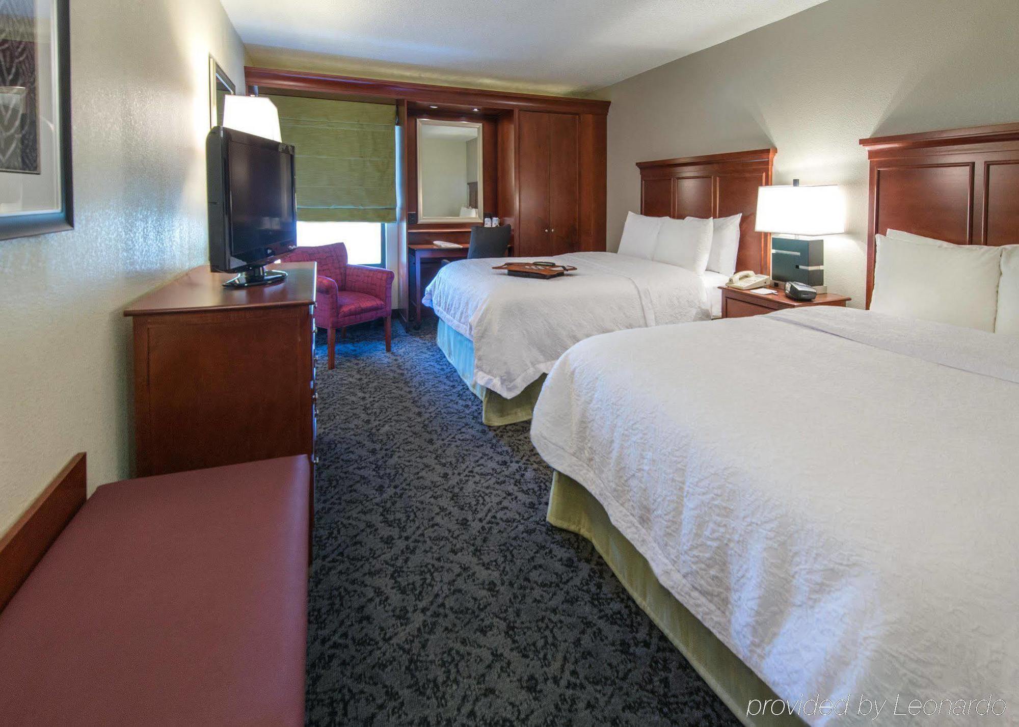 Hampton Inn Charlotte/Мэттьюс Экстерьер фото
