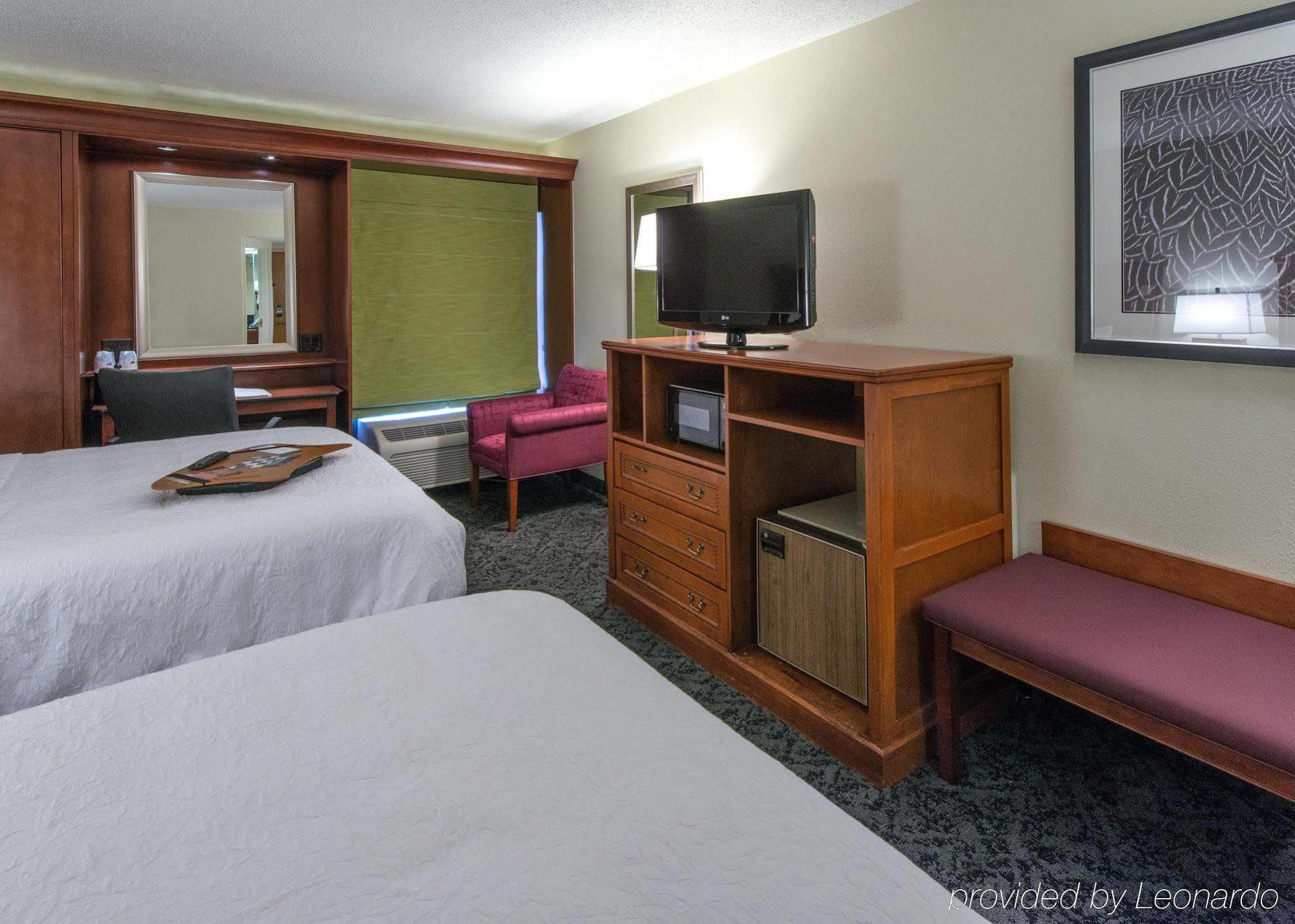 Hampton Inn Charlotte/Мэттьюс Экстерьер фото