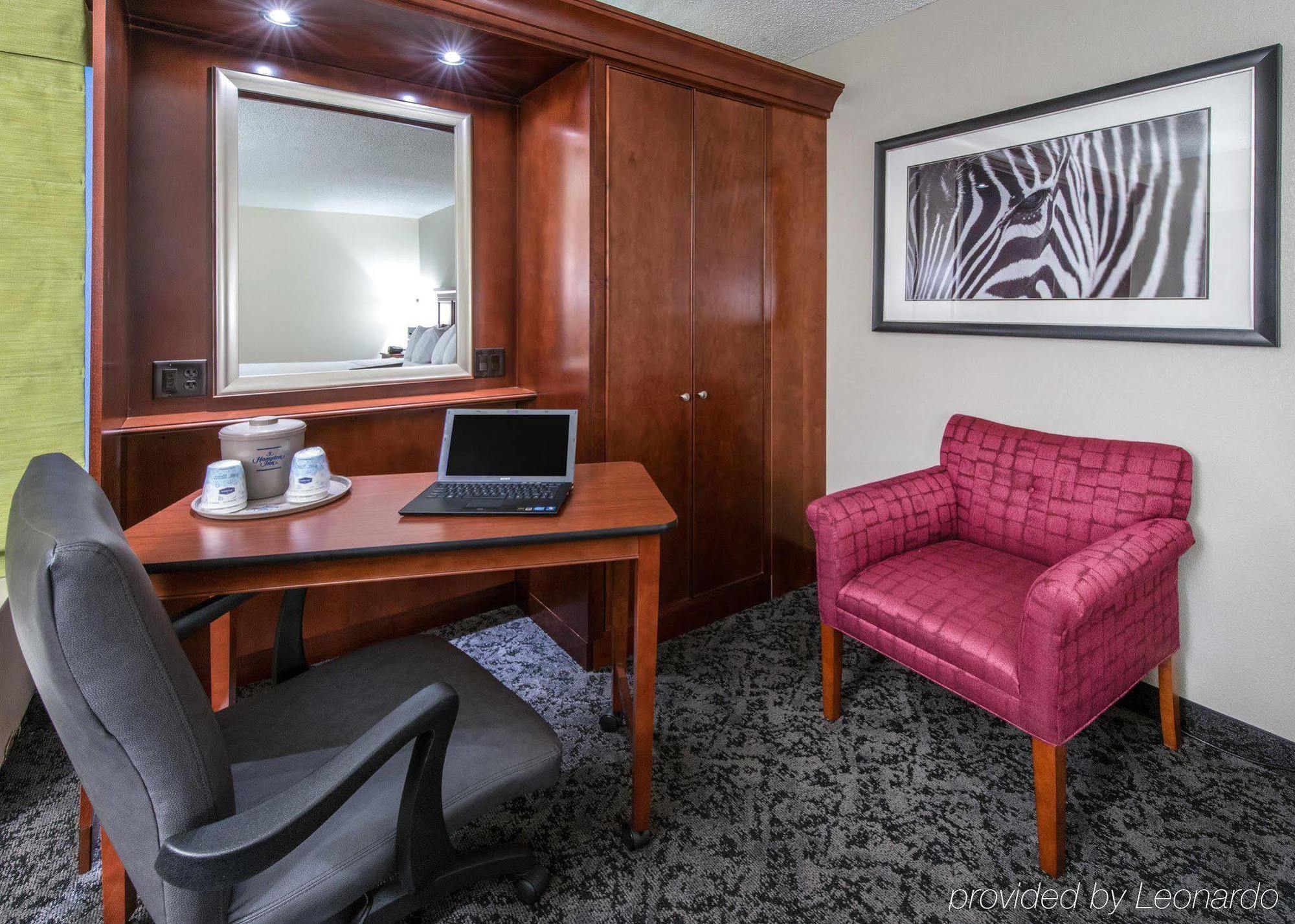 Hampton Inn Charlotte/Мэттьюс Экстерьер фото