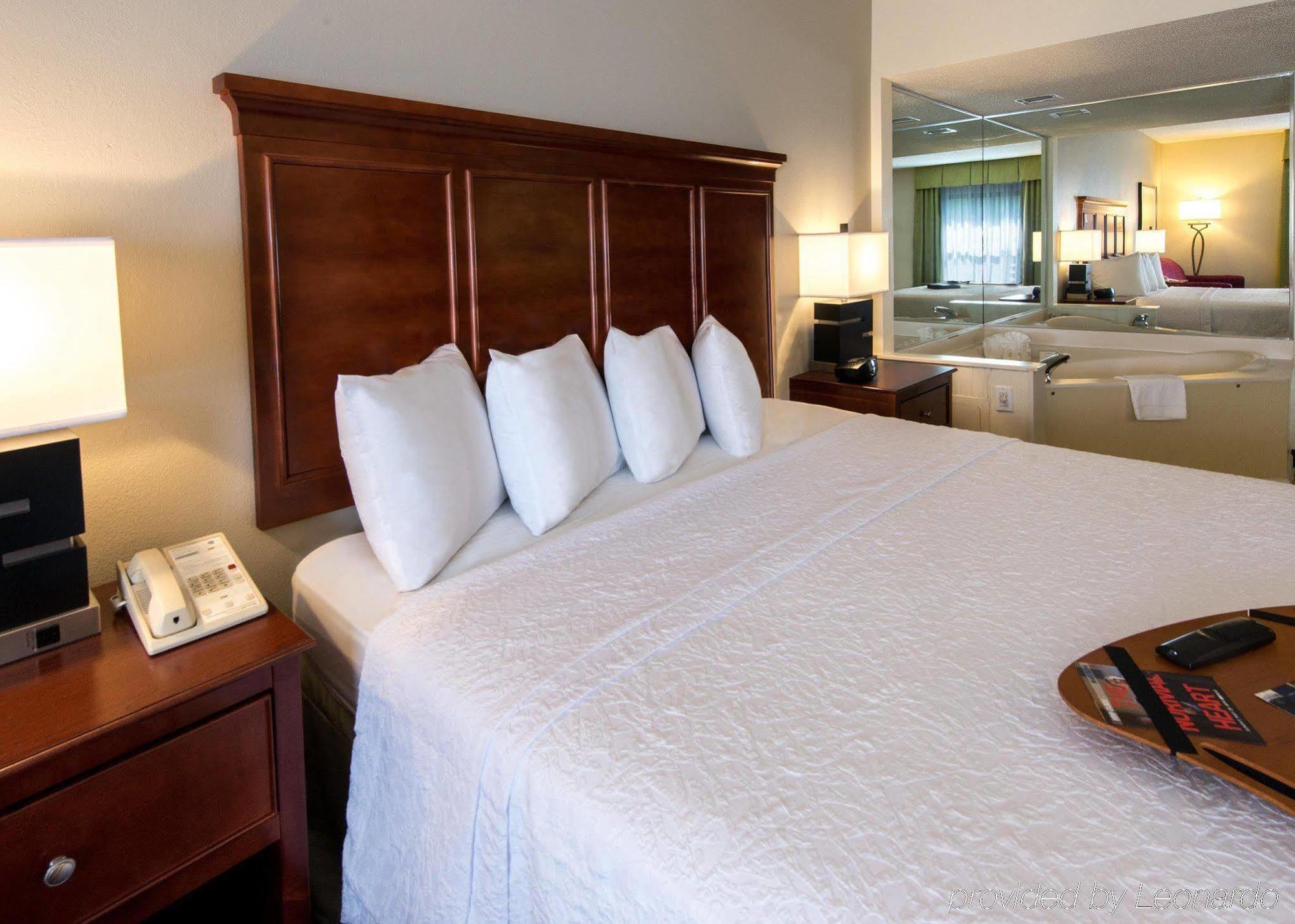 Hampton Inn Charlotte/Мэттьюс Экстерьер фото