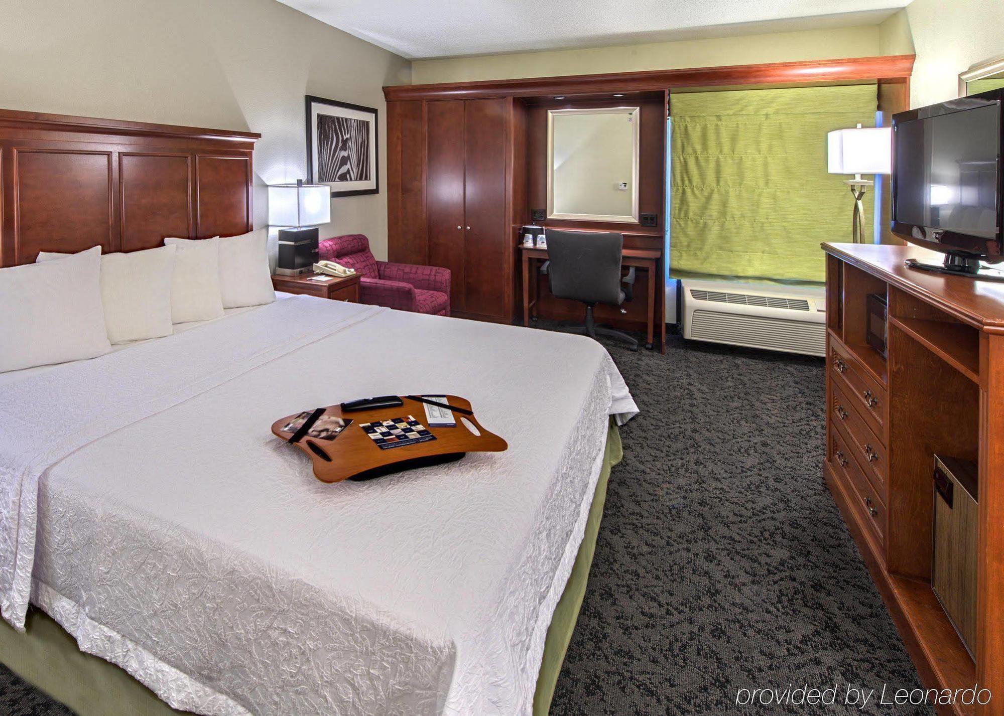 Hampton Inn Charlotte/Мэттьюс Экстерьер фото