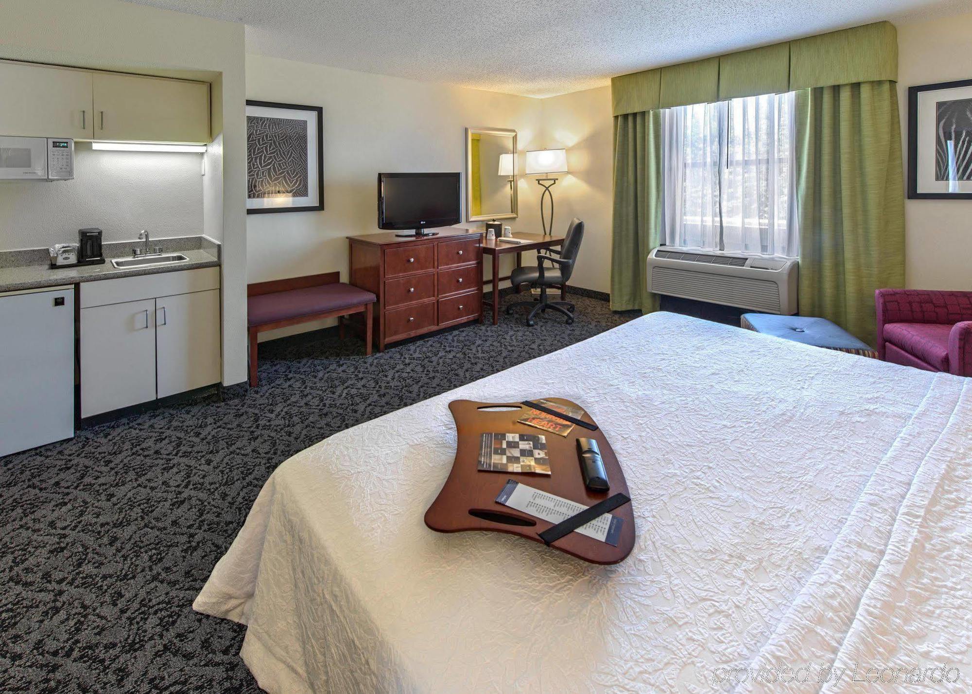 Hampton Inn Charlotte/Мэттьюс Экстерьер фото