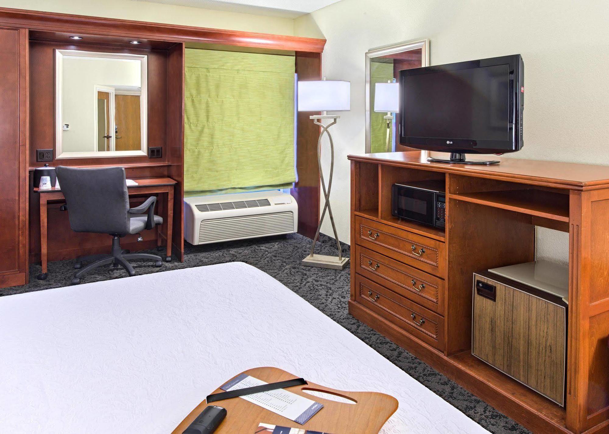 Hampton Inn Charlotte/Мэттьюс Экстерьер фото