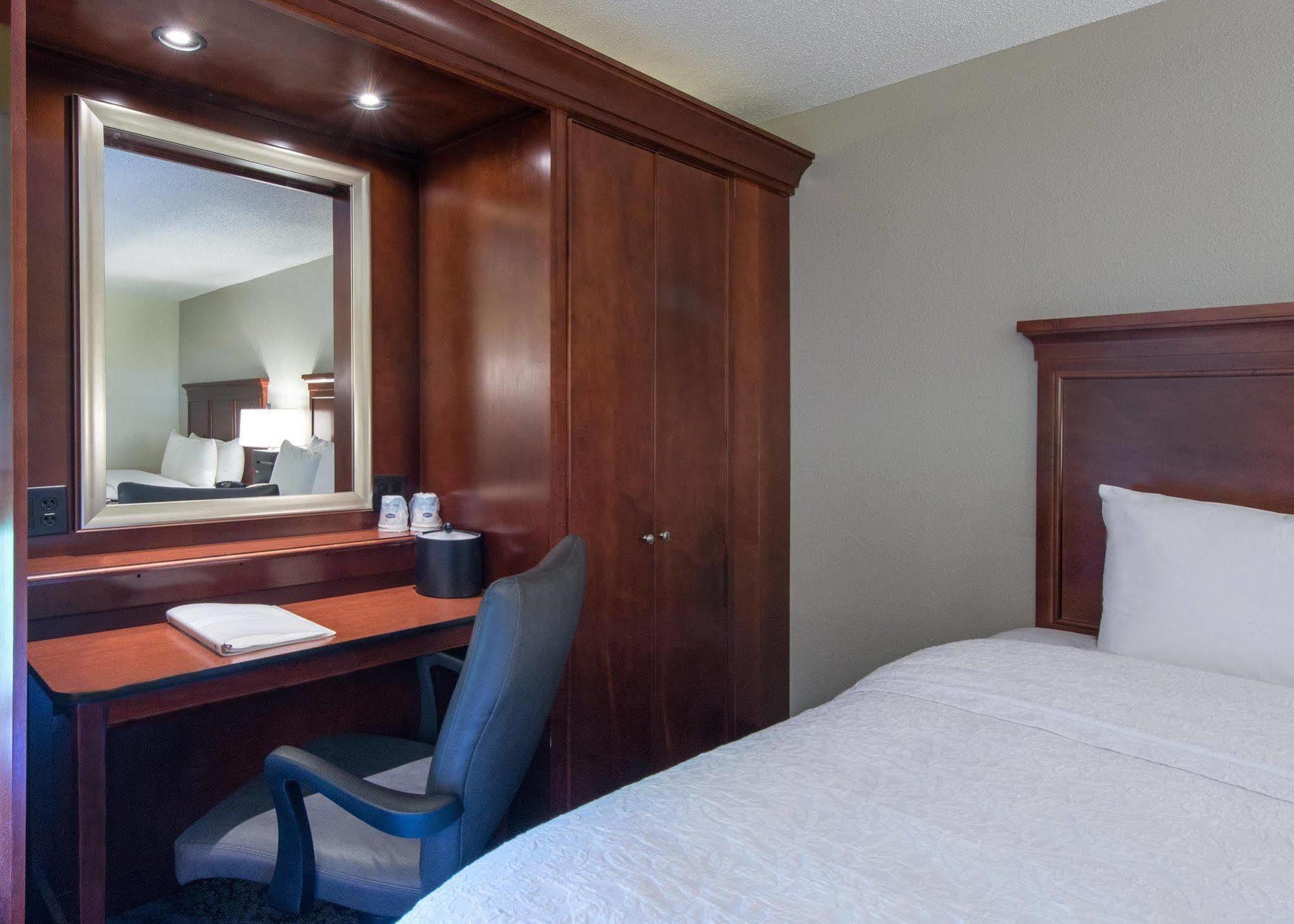 Hampton Inn Charlotte/Мэттьюс Экстерьер фото