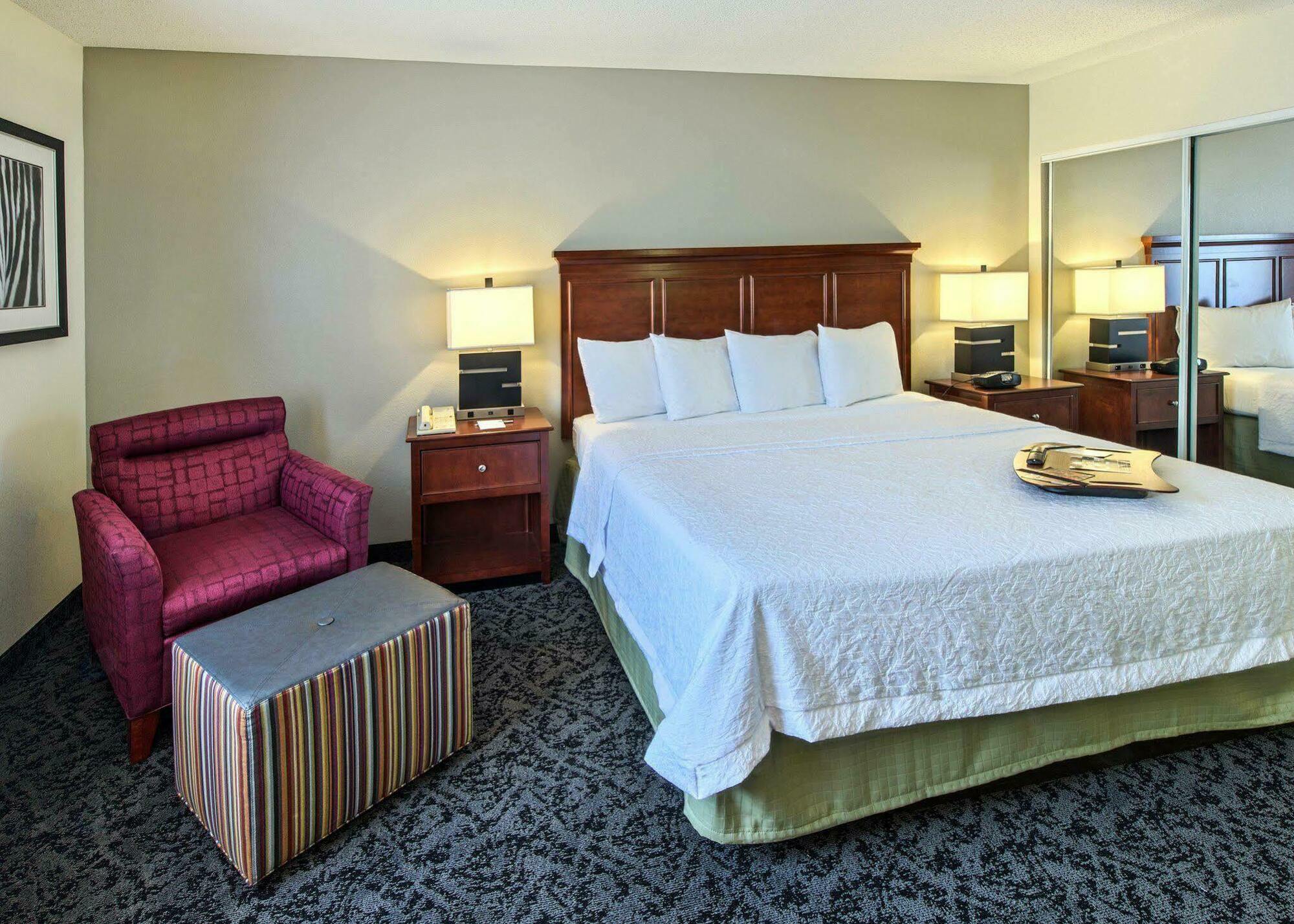 Hampton Inn Charlotte/Мэттьюс Экстерьер фото